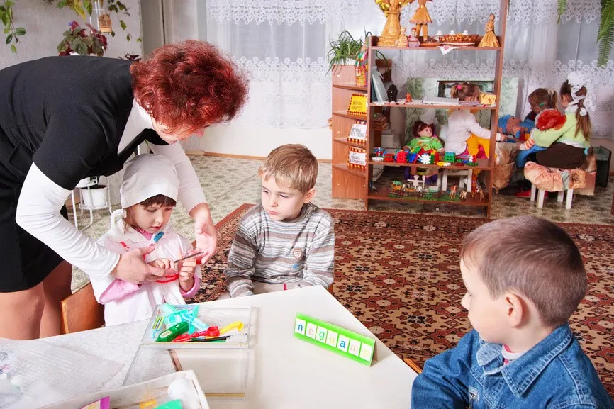 Специалист по дошкольному образованию работает с детьми